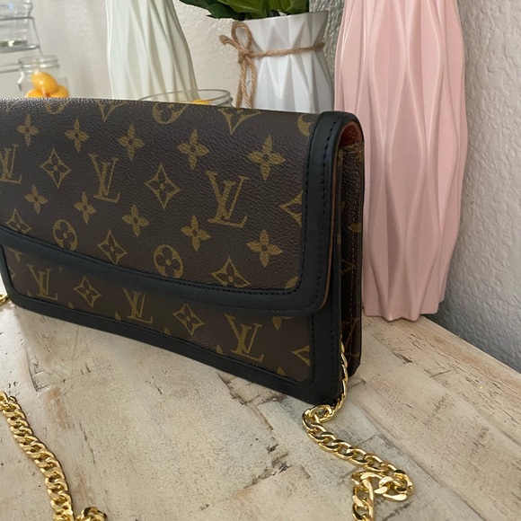SOLD Auth Louis Vuitton Crossbody - Picture 3 of 12